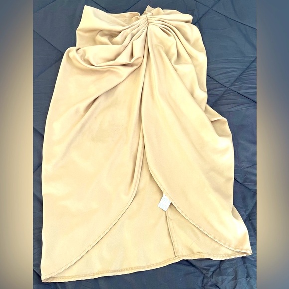 NWT PRETTY LITTLE THING Ruched Side Midi Skirt. COLOR: Natural. SIZE: (U… - Picture 10 of 10